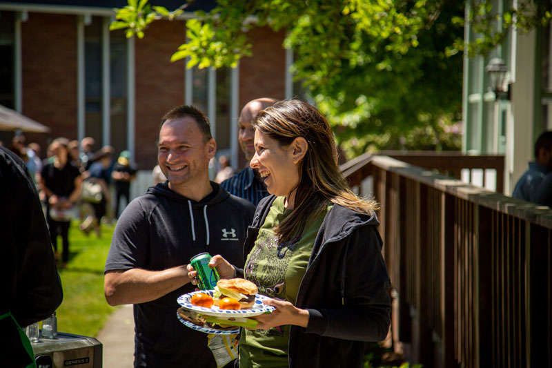 students eating lunch